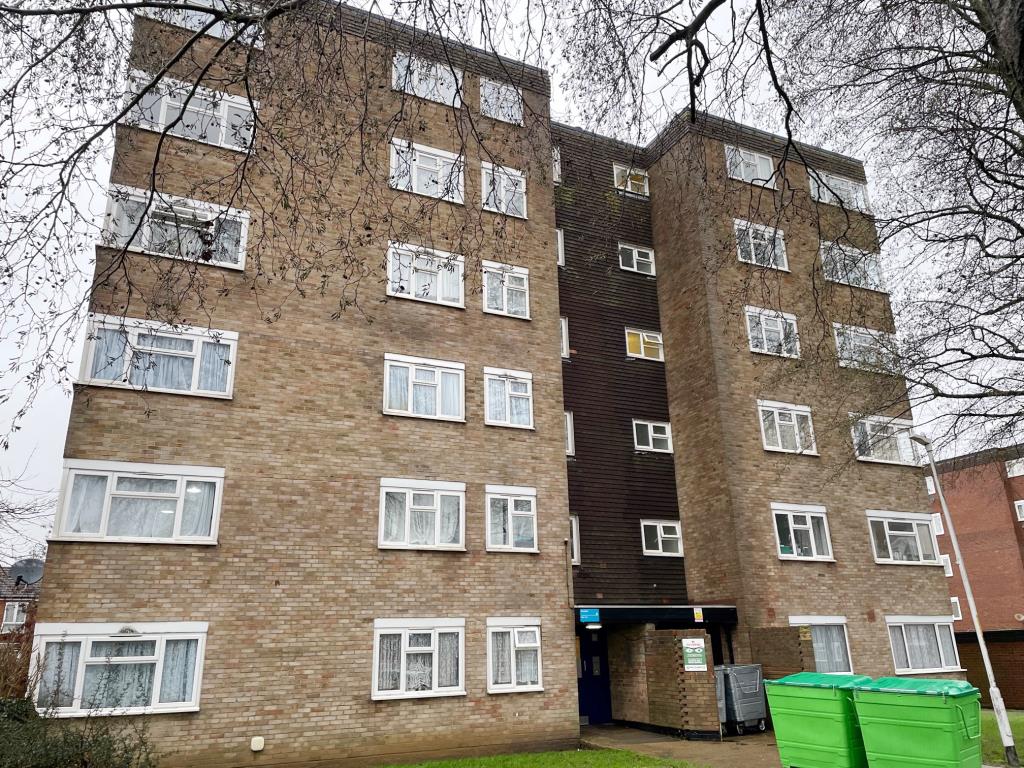 Lot: 24 - ONE-BEDROOM 5TH FLOOR FLAT FOR IMPROVEMENT -
